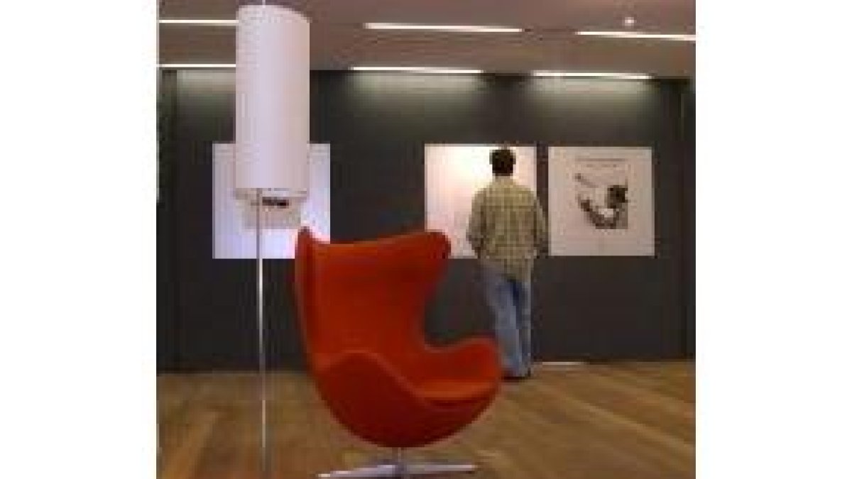 Dos de los objetos diseñados por Arne Jacobsen y, al fondo, sus dibujos