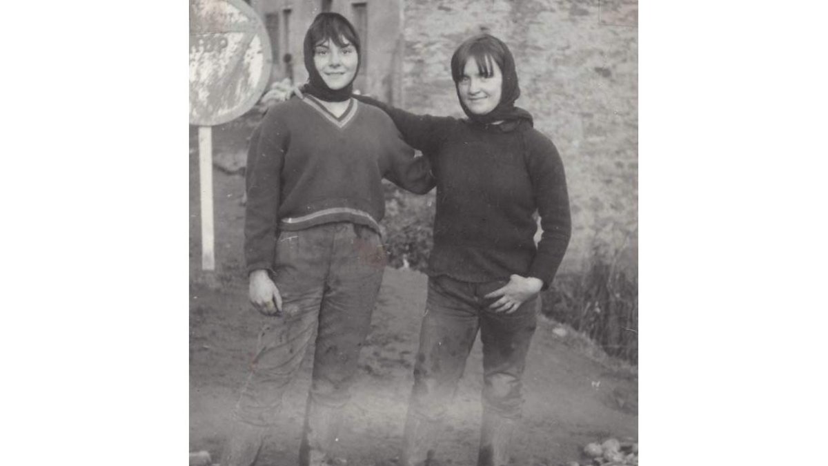 Sara Fernández y Amparo Castro en 1966. DL