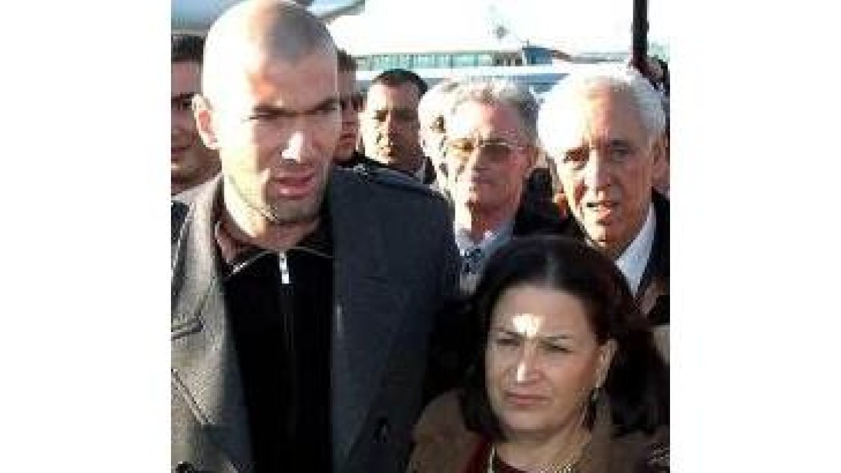 Zidane llega a Argel acompañado de su madre, Malika