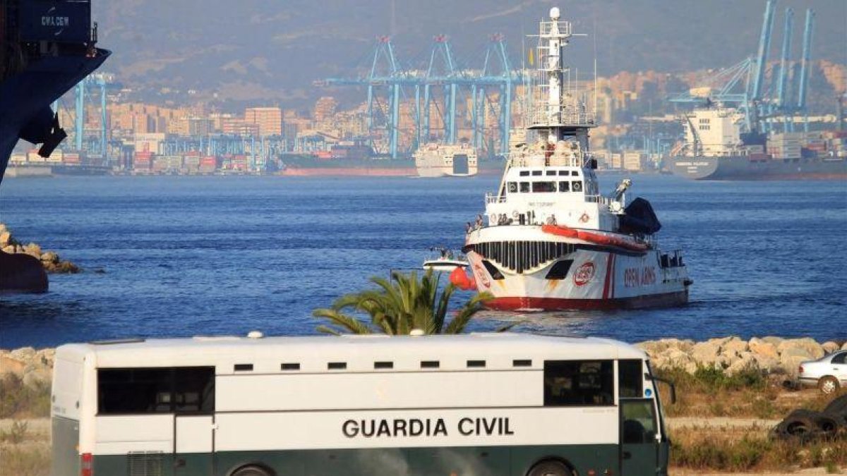 El Open Arms llega al puerto de San Roque, en Cádiz, este jueves, con 87 inmigrantes a bordo.