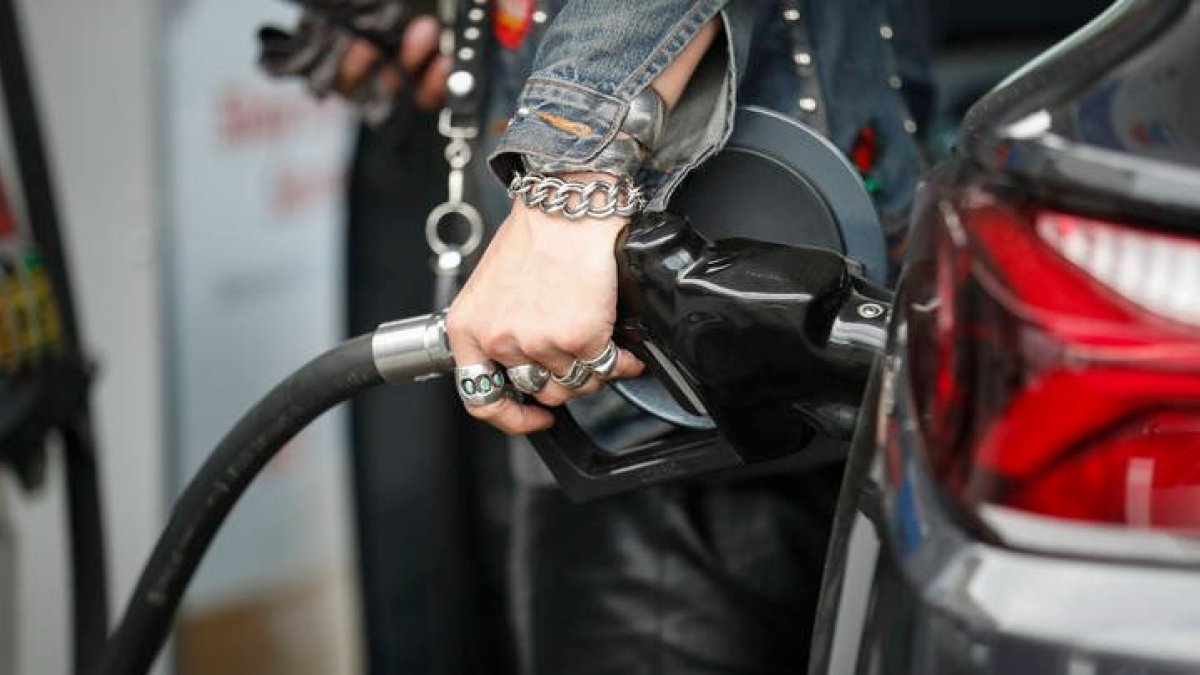 La subida de la gasolina ha sido la consecuencia directa del conflicto entre  Rusia y Ucrania. EFE