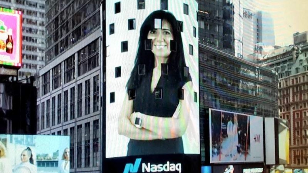 Dini Pomar, ocupando la fachada de la torre del Nasdaq en el Times Square neoyorquino, el día en que salió a bolsa la firma Codere. DL