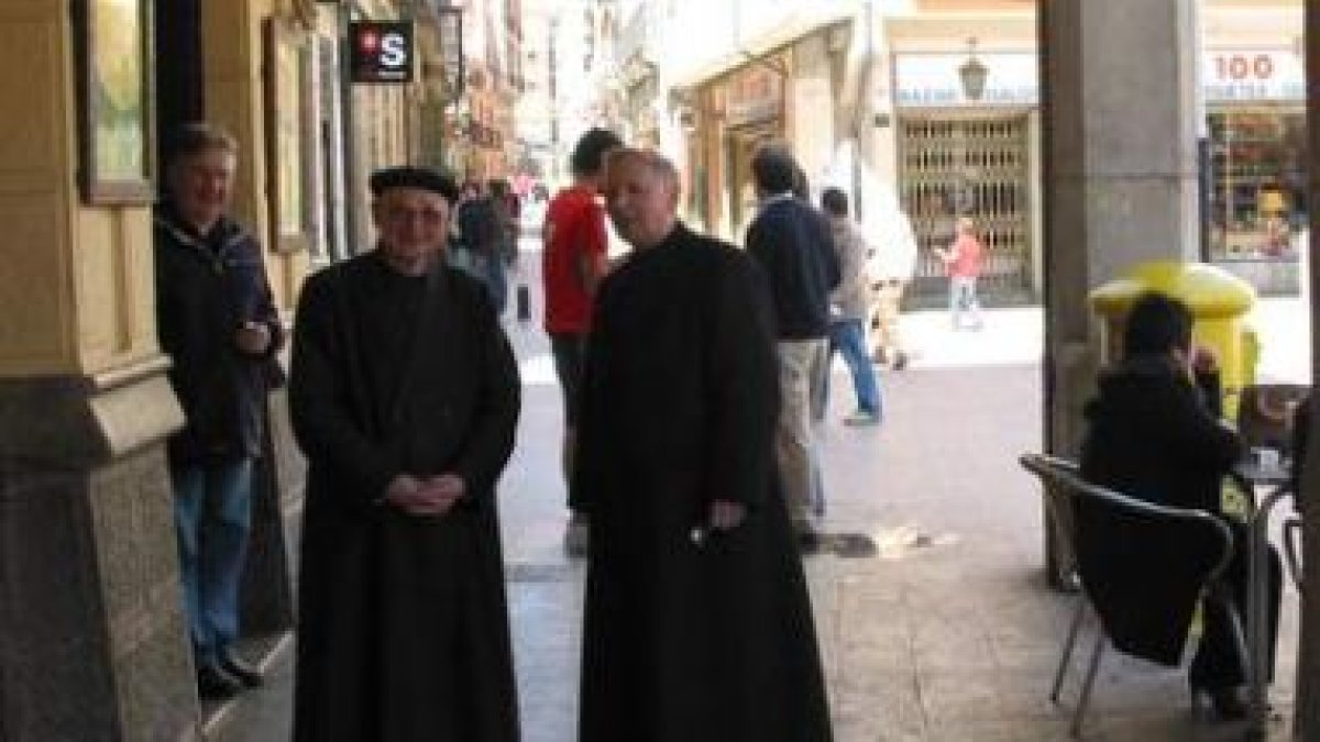 Hortensio y Bernardo Velado, con su atuendo sacerdotal habitual, en imagen de archivo.