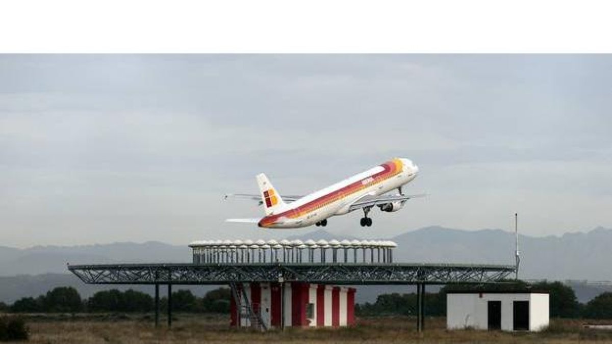 Un avión despega del aeropuerto de León el 8 de diciembre