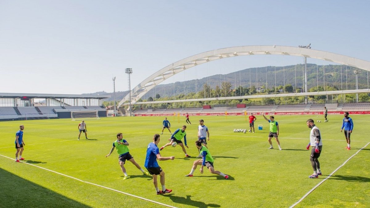 Jugadores del Athletic Club de Bilbao se entrenan por turnos y en grupos de diez, dirigidos por el entrenador, Gaizka Garitano, en las instalaciones del club e Lezama.  EFE/Athletic Club