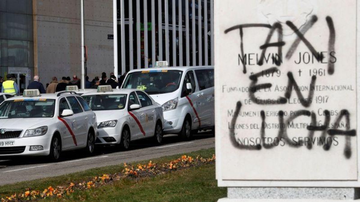 Huelga de taxistas en los alrededores de Ifema, este jueves en Madrid.