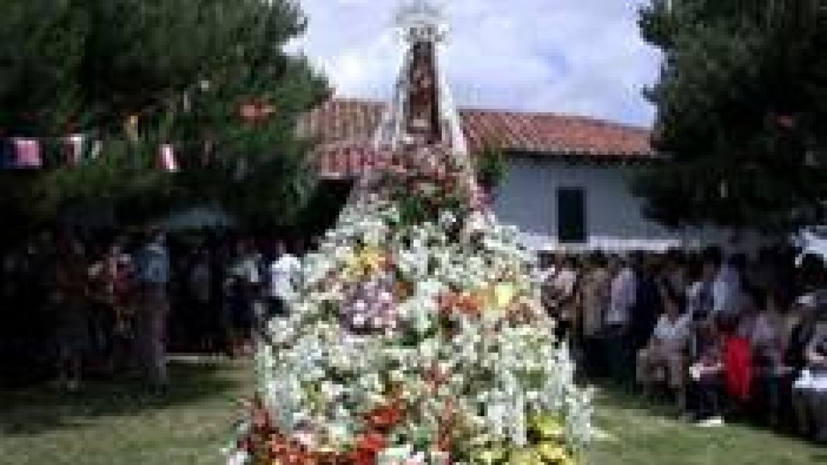 Imagen de la Virgen del Villar delante de su ermita al término de la romería en su honor