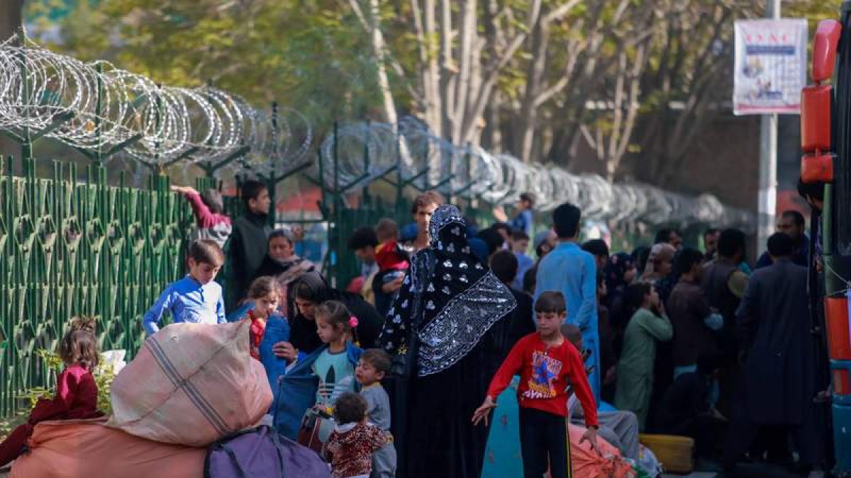 Imagen de refugiados afganos que huyen de su país con rumbo a Pakistán. STRINGER