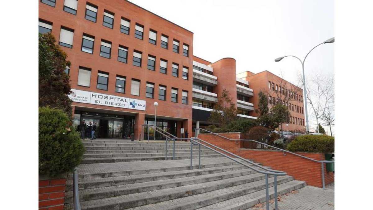 El Procurador del Común insta a Sanidad a incentivar las plazas en el Hospital del Bierzo. L. DE LA MATA