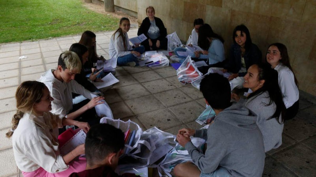 Los alumnos de La Anunciata, con el último repaso antes de entrar al examen de Historia en la última Ebau. FERNANDO OTERO