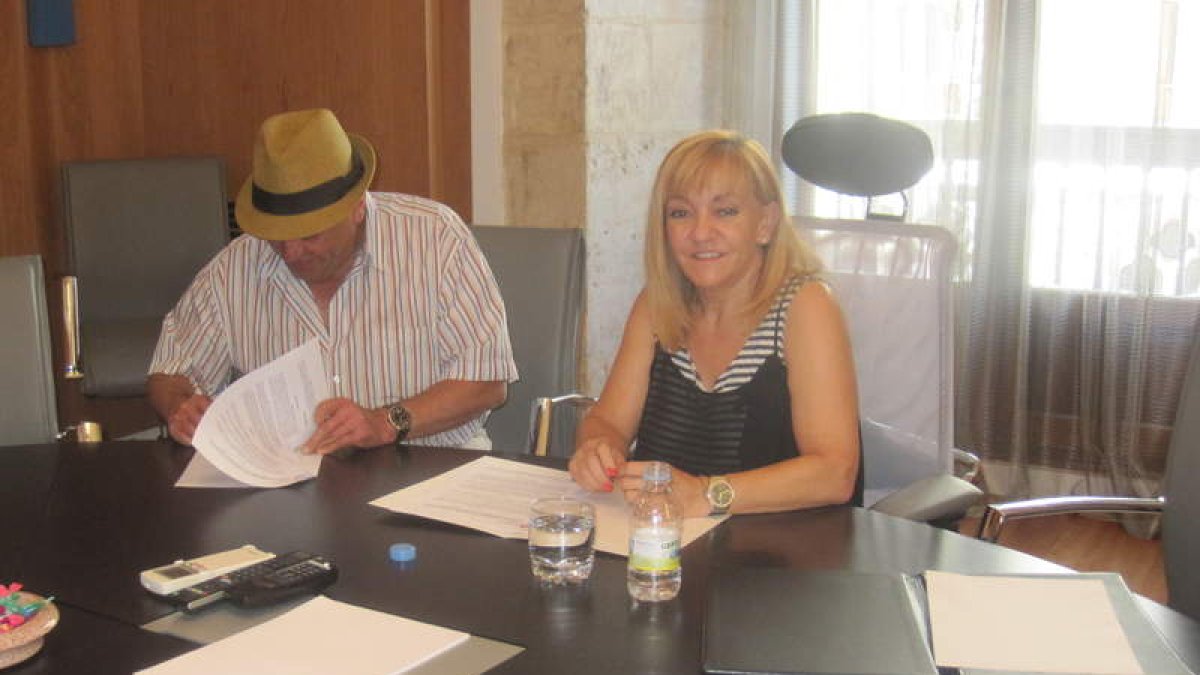José Manuel Gutiérrez Monteserín e Isabel Carrasco en la firma del convenio en Diputación.
