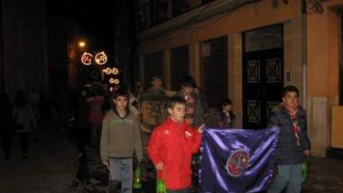Los scouts y la banda de San Andrés en el desfile.