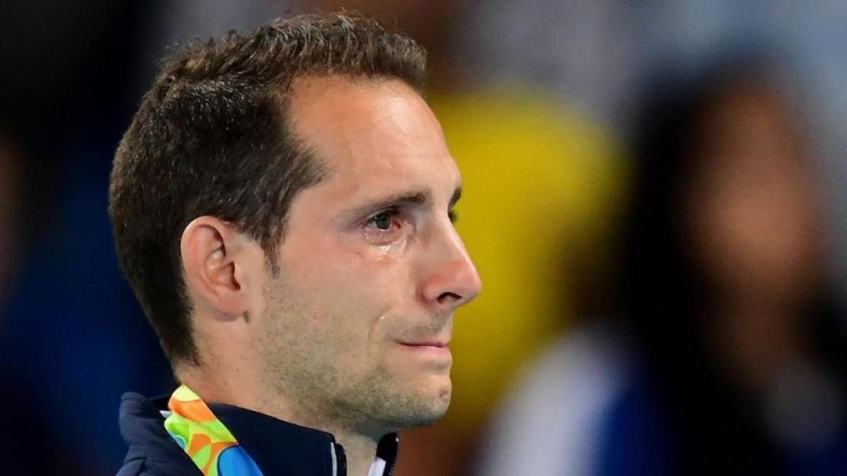 El pertiguista francés Renaud Lavillenie no puede reprimir las lágrimas durante la ceremonia de entrega de medallas.