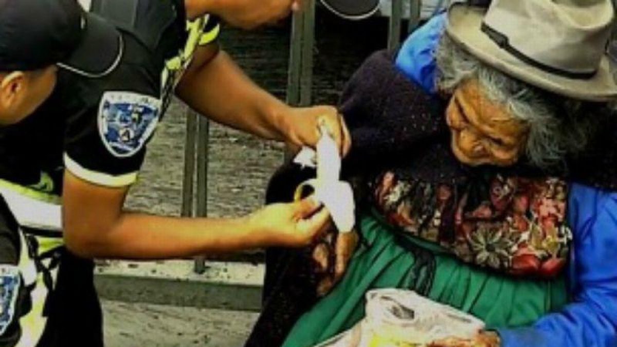 Un vídeo capta el gesto de unos policías peruanos con una anciana de 92 años.