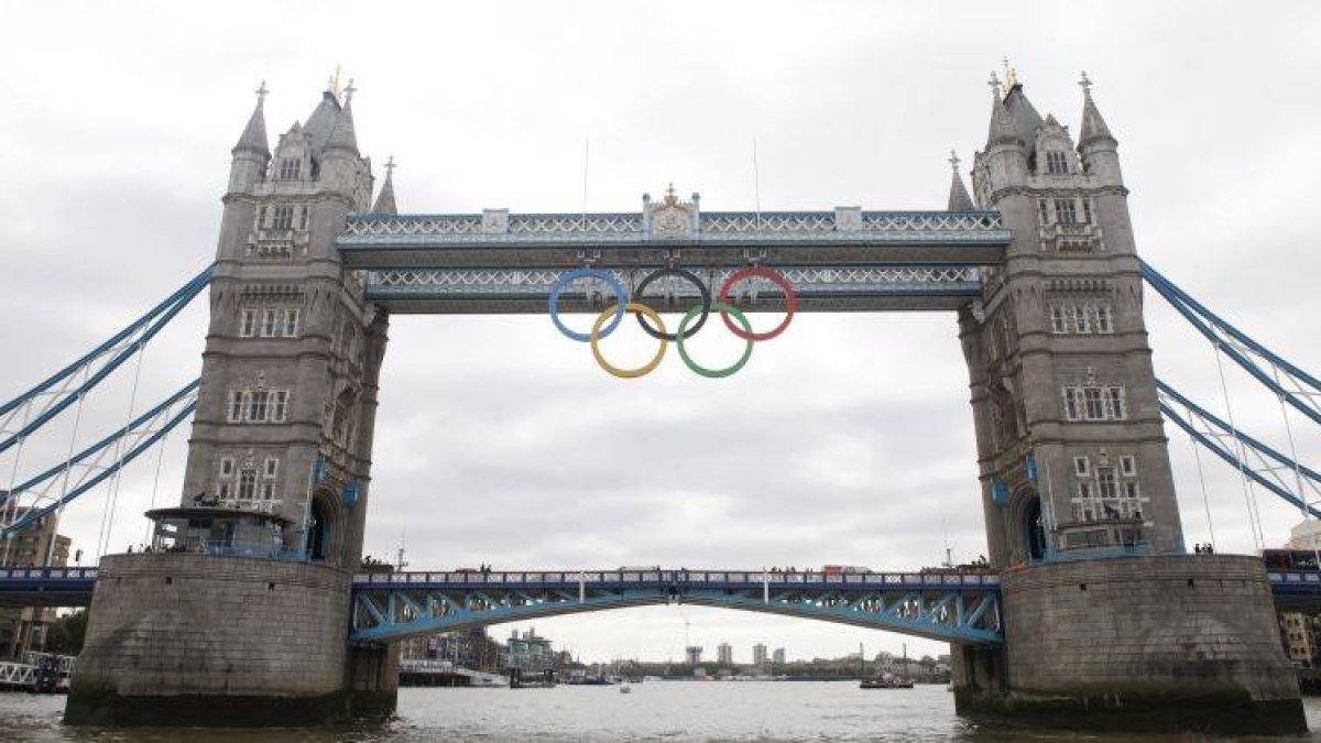 Los anillos olímpicos, colgados del famoso puente de la Torre de Londres.