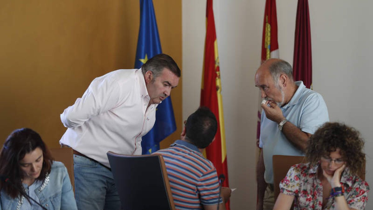 El alcalde se acerca a hablar con el portavoz del PSOE. JESÚS SALVADORES