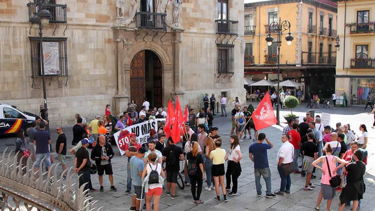 Los trabajadores de Vestas se concentran frente al Edificio Botines de la capital leonesa.