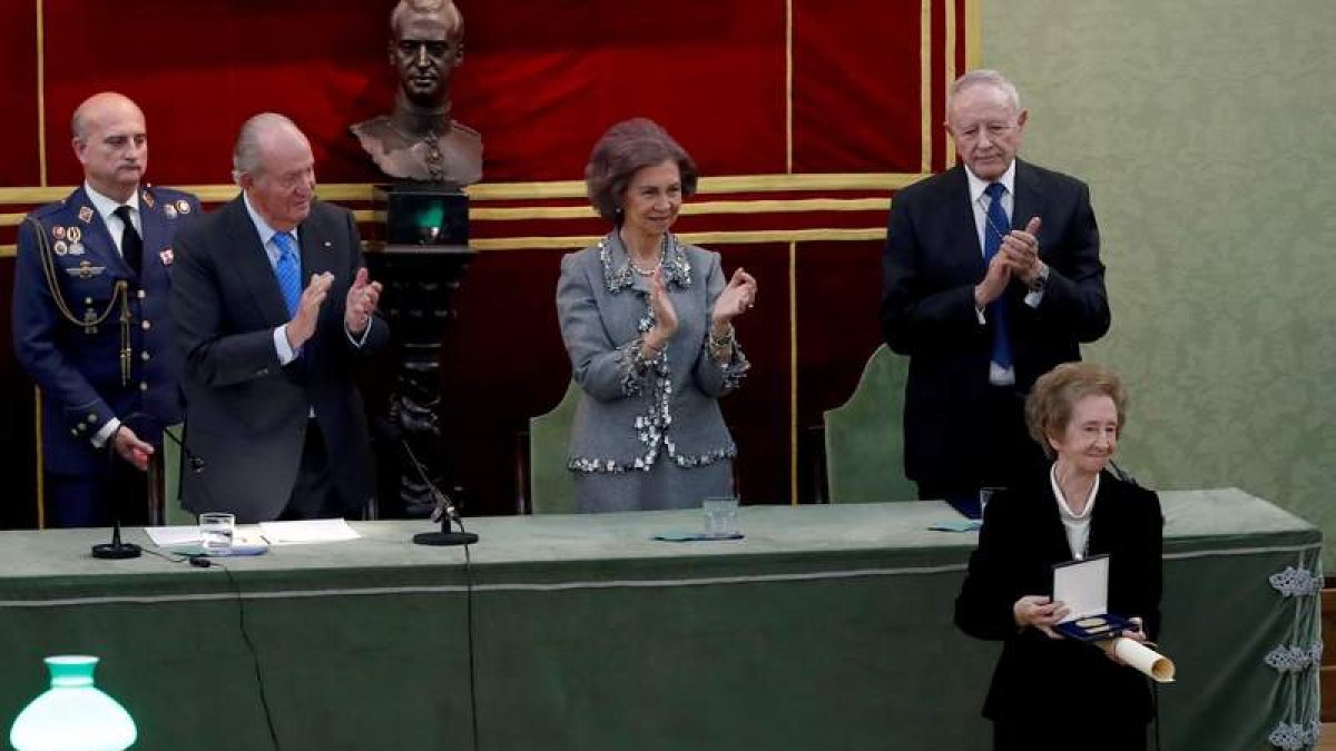 Margarita Salas tras recoger el galardón de manos de los reyes eméritos. JUANJO MARTÍN