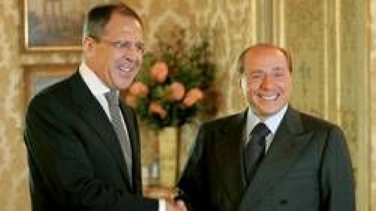 Berlusconi estrechaba ayer la mano al ministro ruso Sergei Lavrov