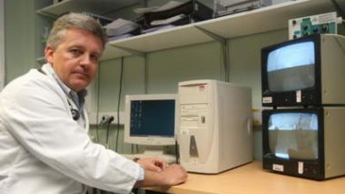 El neumólogo José Enrique Gavela en la Unidad de Estudios del Sueño de León.