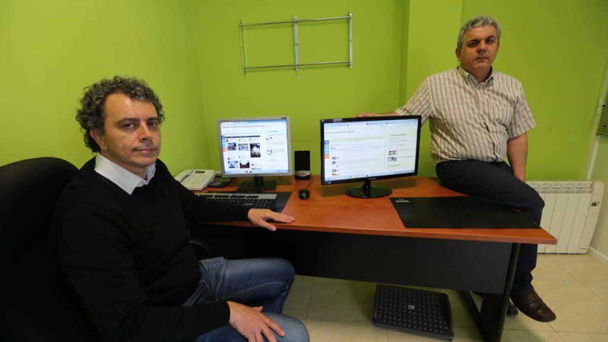 Enrique García y Mario Sánchez, en la empresa que gestionan en Ponferrada.
