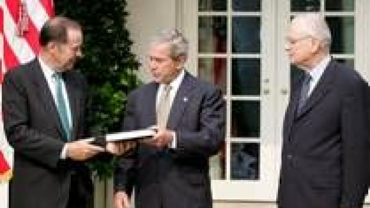 El presidente George Bush recoge el informe final sobre el 11-S de las manos de Vice Chairman