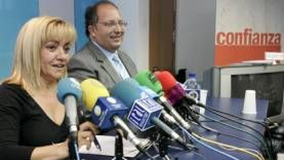 Isabel Carrasco y Eduardo Fernández en una comparecencia ante los medios, en una imagen de archivo