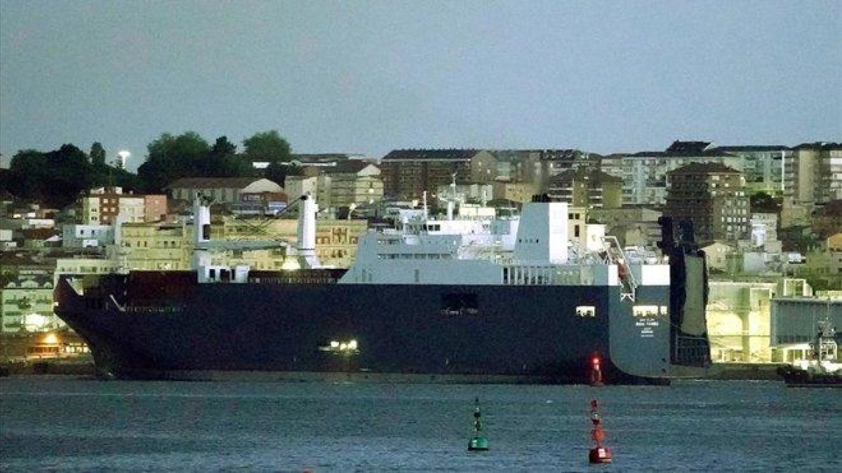 El buque saudí Bahri-Yanbu esta mañana en el puerto de Santander.