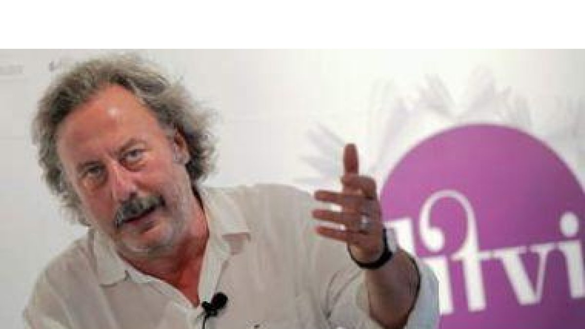 El escritor leonés participó en el segundo Encuentro de Literatura de Viajes celebrado en Santiago.