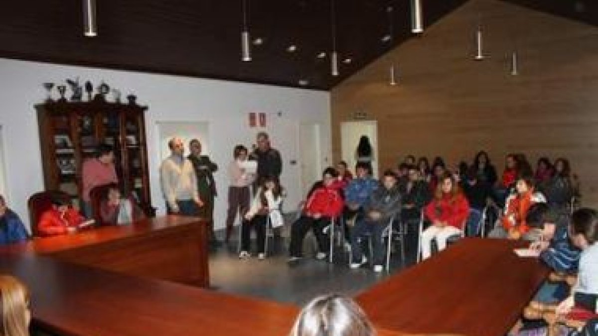 Un momento del pleno infantil celebrado ayer en el Ayuntamiento de La Pola.