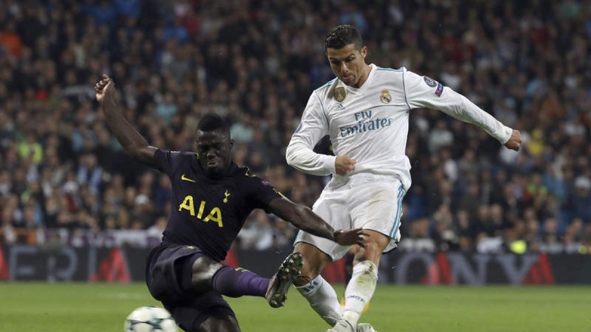 Aurier, ante el golpeo de Cristiano Ronaldo durante el Madrid-Tottenham del Bernabéu. KIKO HUESCA