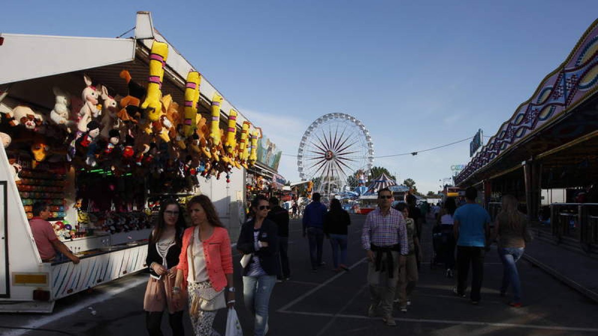 La gente comenzó a caminar ayer por el ferial para disfrutar de San Juan.