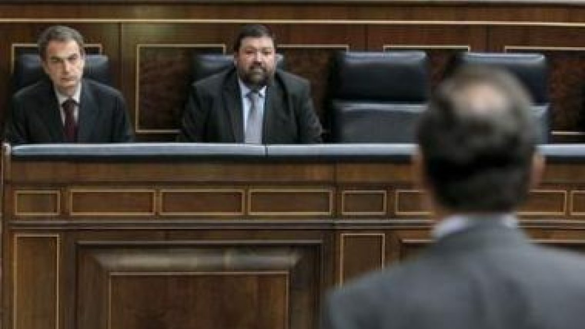 Zapatero y Caamaño escuchan a Rajoy en la sesión de control al Gobierno.
