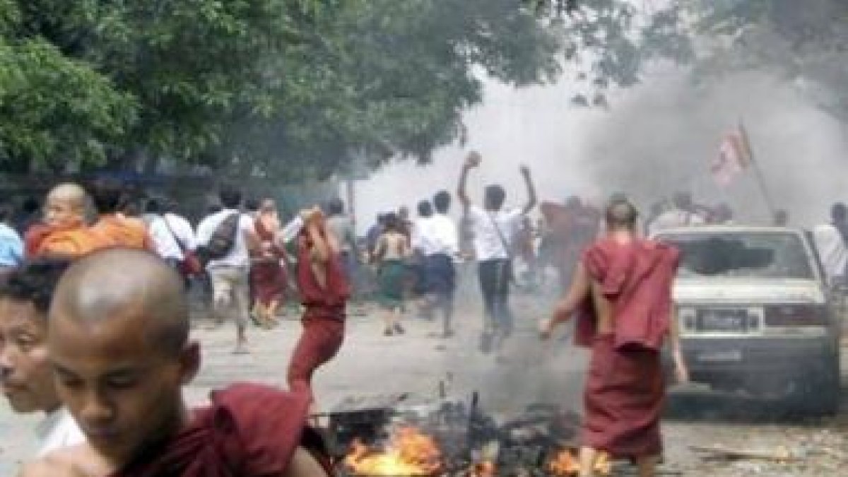 Monjes y civiles protestan por la represión de la Junta Militar birmana