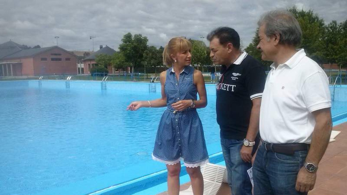 Gancedo, un técnico municipal y el concejal del área, ayer revisando el llenado de la piscina grande.