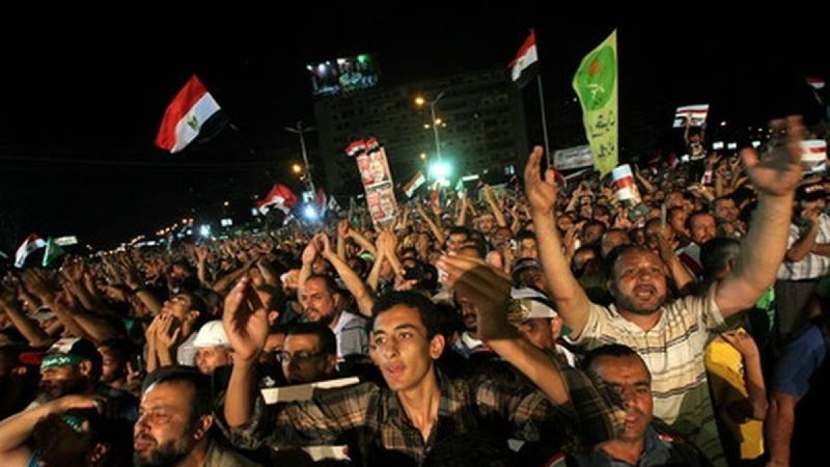 Seguidores de Mohamed Mursi se manifiestan en apoyo del presidente, anoche en El Cairo