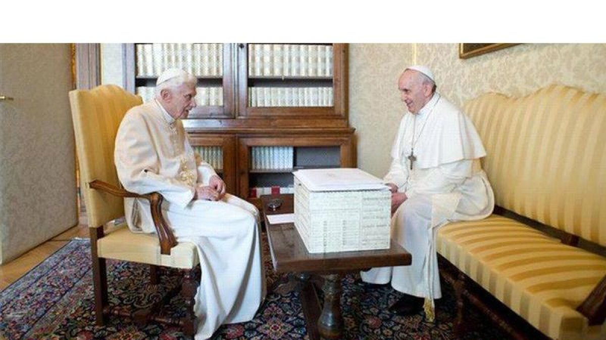 El anterior Papa, Benedicto XVI, y su sucesor, Francisco, durante su histórica entrevista.