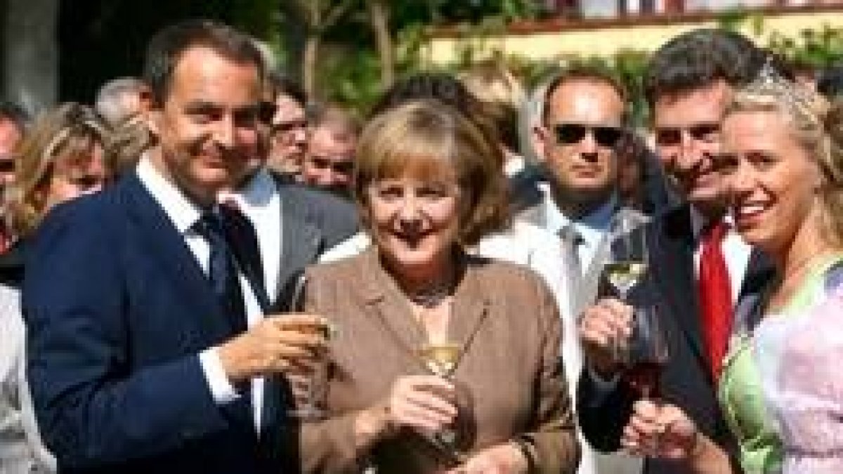 Rodríguez Zapatero y Ángela Merkel brindan durante la XX Cumbre entre España y Alemania