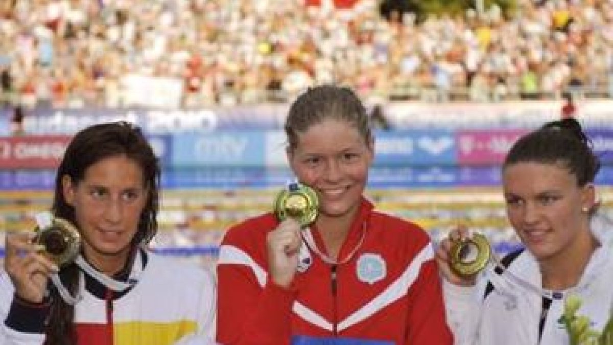 Erika Villaécija, a la izquierda, alza su medalla de bronce lograda en los Europeos de Budapest.