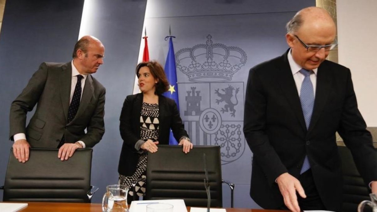 La vicepresidenta del Gobierno en funciones, Soraya Sáenz de Santamaría, y los ministros de Economía, Luis de Guindos, y de Hacienda, Cristóbal Montoro.