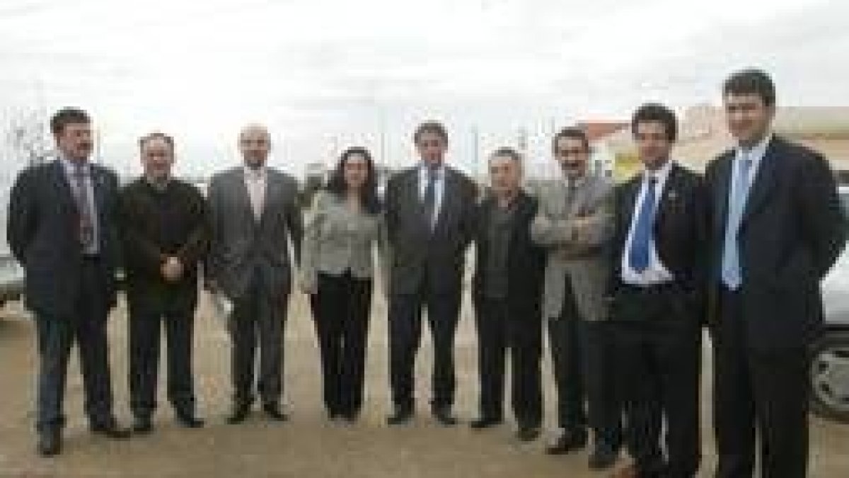 Los representantes de la Diputación posan junto a los alcaldes de Villaquejida, Cimanes y Toral