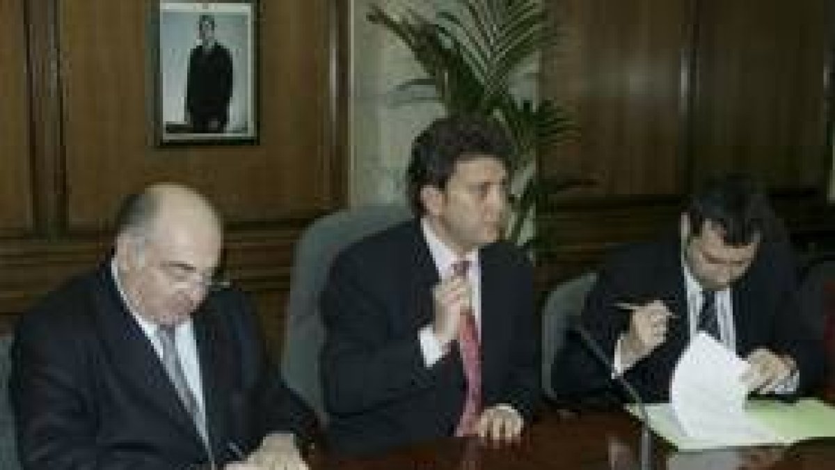 Manuel Lamelas, Carlos López Riesco y Reiner Cortés, ayer durante la firma del convenio