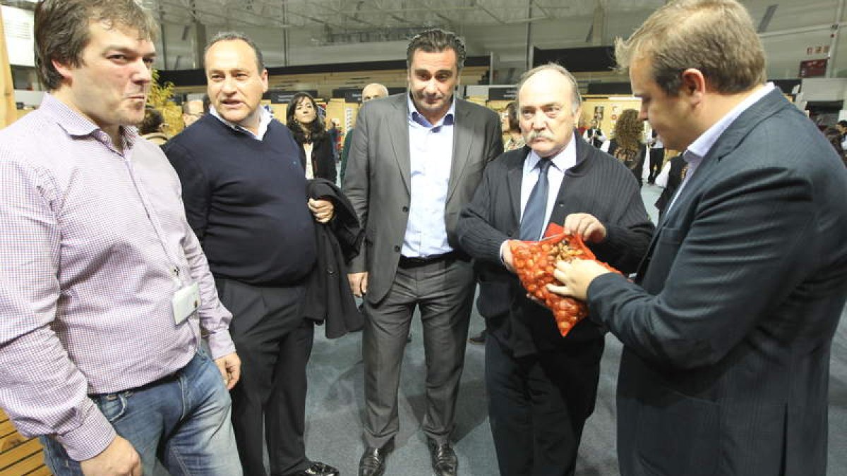 Miembros de la Mesa del Castaño, en primer término, con el presidente del Consejo y los alcaldes de Priaranza y Bembibre.