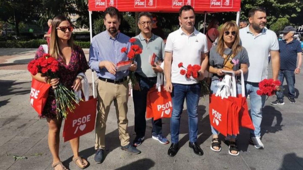 Acto de campaña del PSOE de León en el Rastro de León. dl