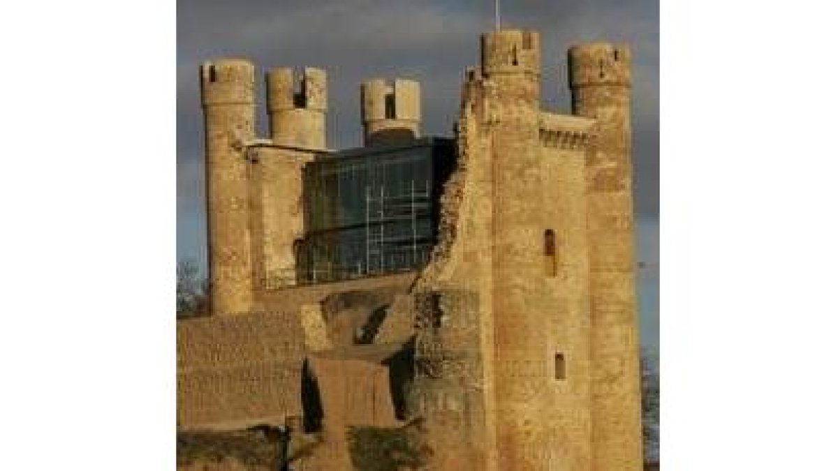 El castillo de Valencia de Don Juan, visto el pasado otoño desde la vera del Esla
