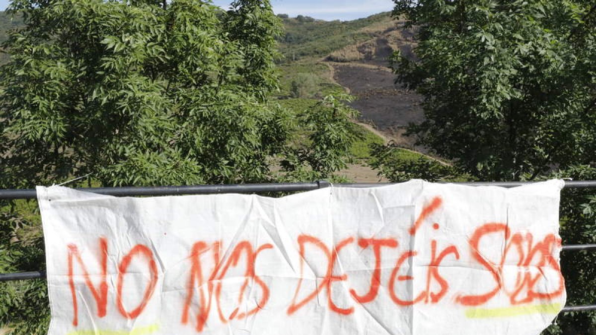Pancarta colocada por los vecinos en la zona del incendio de La Cabrera. MARCIANO