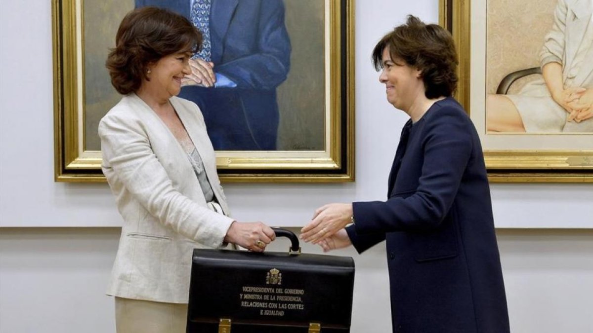 Carmen Calvo y Soraya Sáenz de Santamaría, durante el traspaso de poderes.