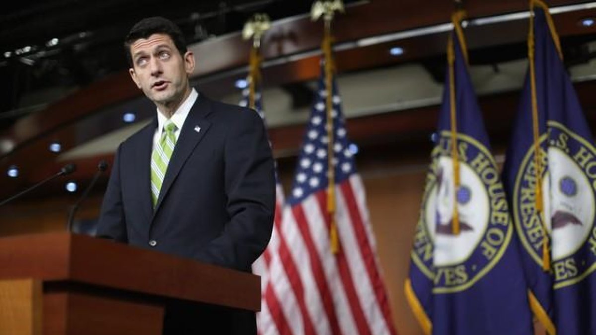 El portavoz de la Cámara de Representantes, el republicano Paul Ryan, atiende a la prensa tras la aprobación del proyecto de ley sobre los refugiados.