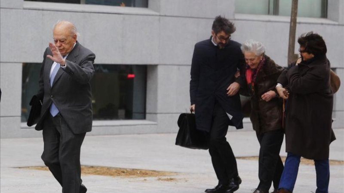 Jordi Pujol y su esposa, a su llegada a la Audiencia Nacional para declarar, en febrero de este año.
