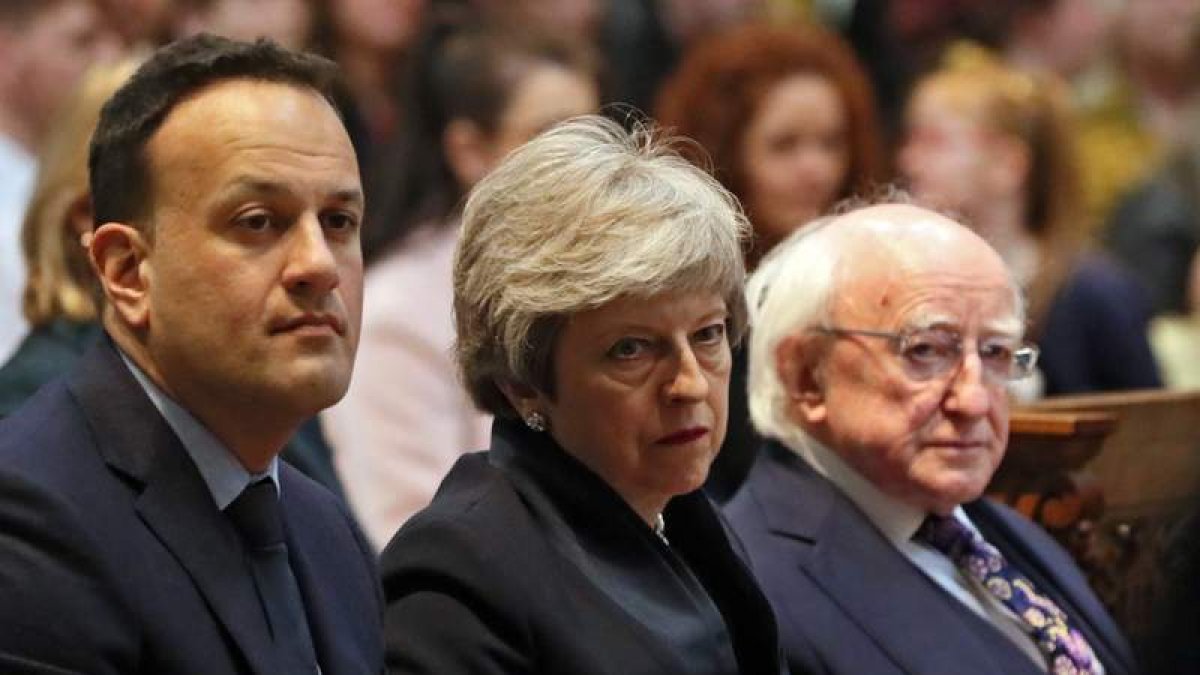 Leo Varadkar, Theresa May y el presidente irlandés, Michael D Higgins. FBRIAN LAWLESS / POOL